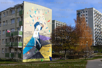 Mural na elewacji bloku przy Aleja Zwycięstwa 1 w...