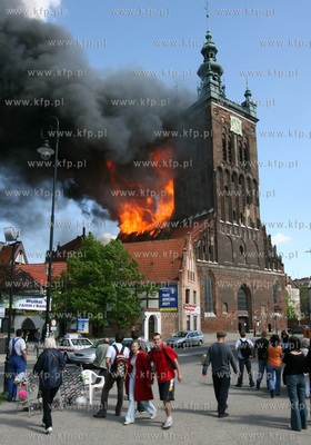 Pozar zabytkowego kosciola sw Katarzyny w Gdansku....