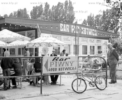Bar piwny "Pod Kotwica" w Gdyni. 5czerwiec76_z.kosycarz_p44...
