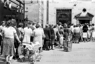 Kolejka przed sklepem spozywczym na. ul. Dlugiej w...