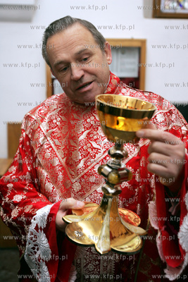 Ksiadz Pralat Henryk Jankowski z bursztynowym kielichem....