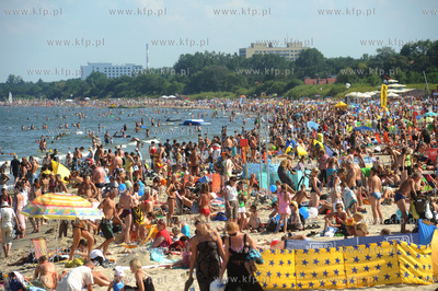 Zatloczona sopocka plaza. 8.08.2009 fot. Wojtek Jakubowski...