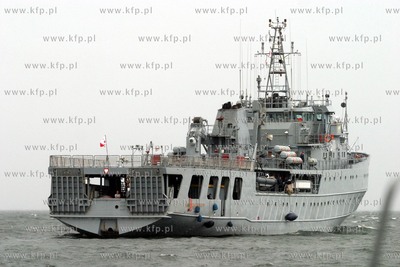 Okret ORP Kontradmiral Xawery Czernicki na morzu przed...