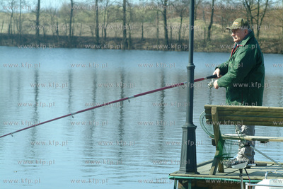 Lech Walesa na rybach. 25.04.2003 Fot. Maciej Kosycarz...