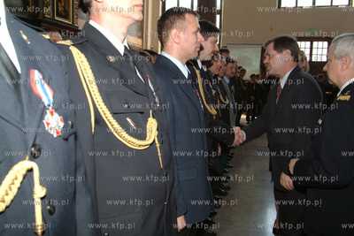 Minister MSWiA Krzysztof Janik wrecza odznaczenia strazakom...