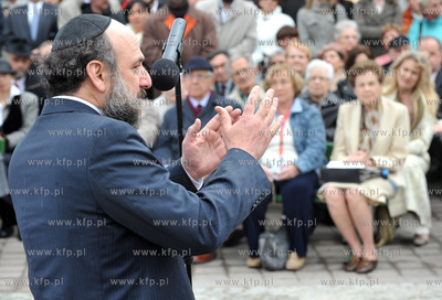 Przed Dworcem PKP w Gdansku odslonieto pomnik poswiecony...