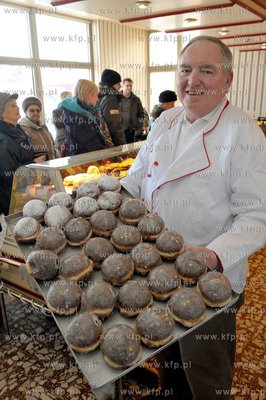 Marek Szydlowski prezentuje paczki przygotowane na...