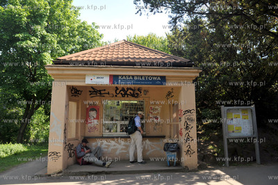 Gdansk Przymorze. Kasa biletowa i kiosk obok przystanku...