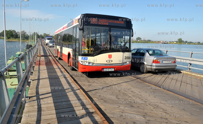 Sobieszewo. Przez most pontonowy na Martwej Wisle laczacy...