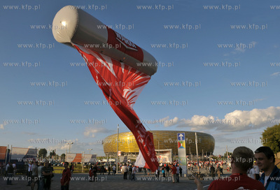 Gdansk. Mecz towarzyski Polska - Niemcy. Nz. unoszaca...