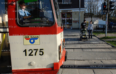 Tramwaj linii 10 jadacy ul. Nowe Ogrody i Kartuska...