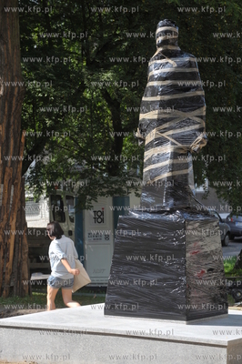 Na skwerze przed kosciolem sw. Brygidy postawiono pomnik...