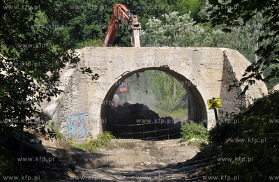 Wyburzanie ostatniego starego wiaduktu dawnej trasy...