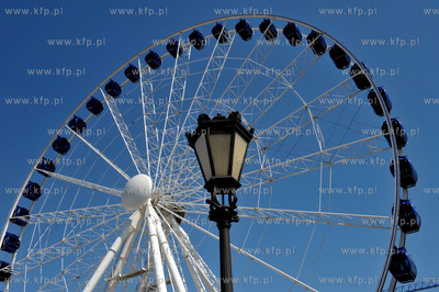 Wielkie kolo widokowe stanelo na Wyspie Spichrzow w...