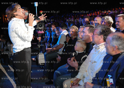 Festiwal Piosenki w Sopocie 2004. In-Grid spiewa wsrod...