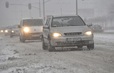 Gdańsk. Śnieżyca na Przymorzu. Nz. ul. Obrońców...