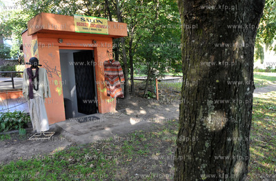 Salon z odzieżą używaną na podwórku ul. Ogarnej15_19....