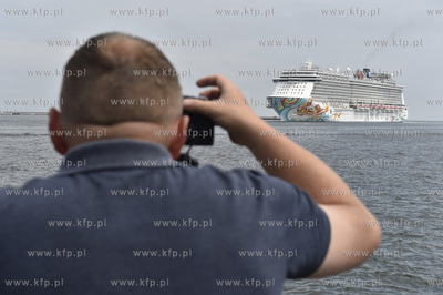 Zawinięcie statku wycieczkowego "Norwegian Getaway"...