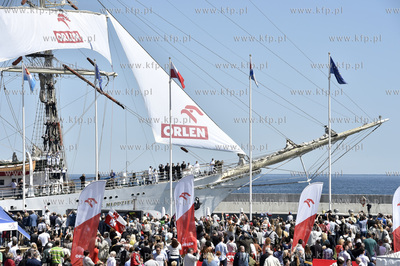 Gdynia. Oficjalna ceremonia wypłynięcia Daru Młodzieży...