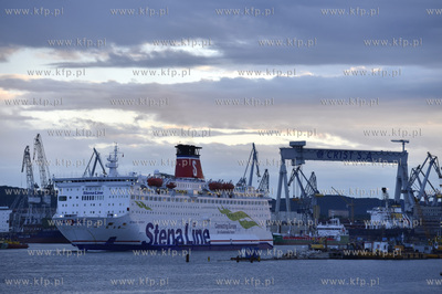 Prom Stena Spirit  linii Stena Line wychodzi w morze...