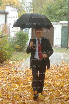 Niedziela wyborcza - Donald Tusk przed swoim domem...