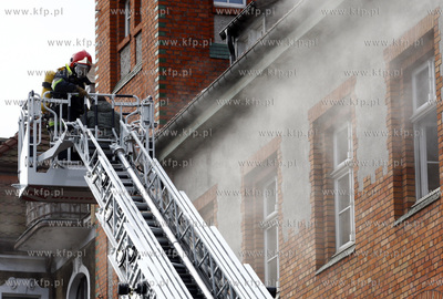 Sopot. Cwiczebna ewakuacja poczty przy ul. Kosciuszki....