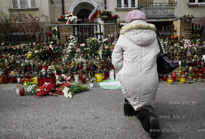 Sopot. Ul.  Armii Krajowej 55. Ludzie skladaja kwiaty...