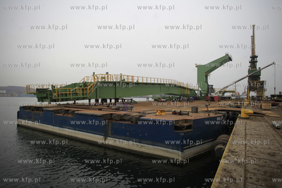 Gdynia. Zaladunek elementow tzw. stacker reclaimer,...