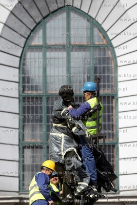 Gdansk. Dlugi Targ. Powrot posągu rzymskiego boga...