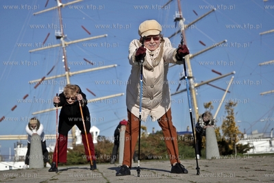 Zajecia z nordic walking grupy gdynskiego Centrum Aktywnosci...