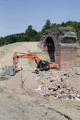Wyburzanie wiaduktu w Dolnym Migowie pod budowe linii...