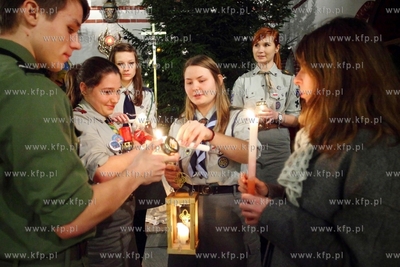 Przekazanie Betlejemskiego Swiatla Pokoju w kosciele...