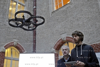 Bezplatny kurs obslugiwania dronow na dziedzincu Jana...