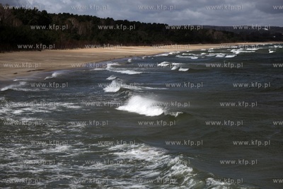 Silny wiatr nad Zatoką Gdańska. Nz. plaża widziana...