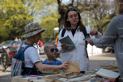 Gdańsk Oliwa. Wymiana książek wśród mieszkańców...