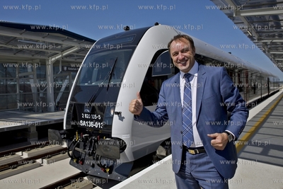 Przejazd i prezentacja składu PKM ze stacji Niedźwiednik...