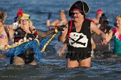 Gdańsk Jelitkowo. Morsy powitały Nowy Rok tradycyjną...