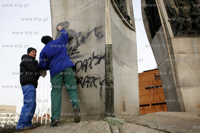 Nieznani sprawcy sprofanowali Pomnik Poległych Stoczniowców...