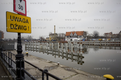 Budowa zwodzonej kładki dla pieszych nad Motławą...