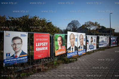 Samorządowa kampania wyborcza. Plakaty na ulicy Uczniowskiej...