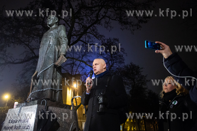 Protest pod pomnikiem prałata Henryka Jankowskiego...