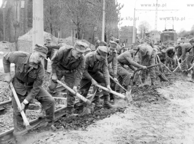 Zolnierze w czynie spolecznym pracuja przy budowie...