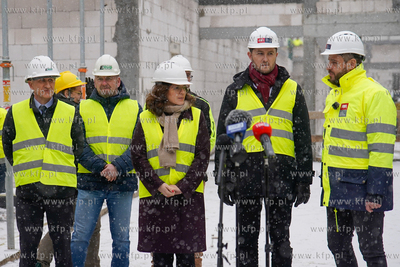 Piecki - Migowo. Zawieszenie wiechy na budowanej szkole...