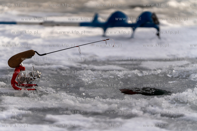 Wędkarstwo podlodowe w Gdańsku na skutej lodem Motławie...