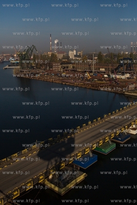 Gdańsk.  Konferencja prasowa na terenie Stoczni Cesarskiej....