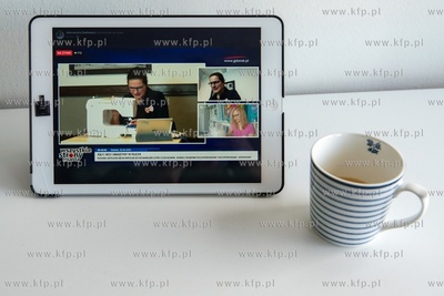 Gdańsk. Relacja online z szycia maseczek przez prezydent...