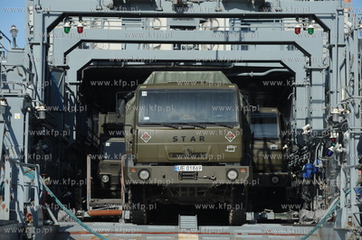 Port wojenny Gdynia Oksywie. 32 zolnierzy i 13 pojazdow...