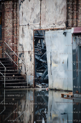 Gdansk. Dogaszanie doszczetnie spalonej hali produkcyjnej...