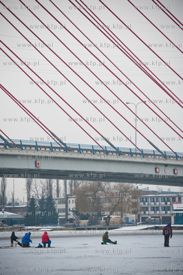 Gdansk. Martwa Wisla. Niskie temperatury utworzyly...