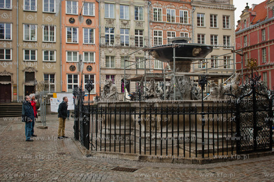 Gdansk. Dlugi Targ. Montaz odrestaurowanej misy fontanny...